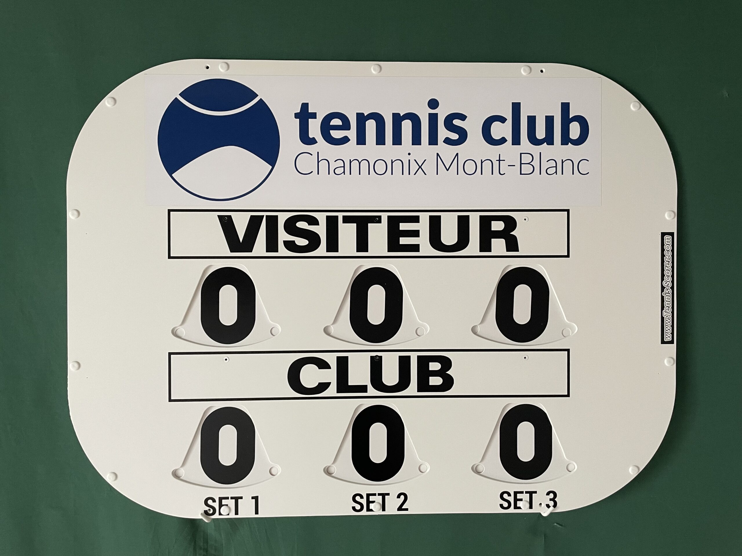 Tableau d’affichage du tennis club Chamonix-Mont-Blanc affichant 0-0 à chaque set, format visiteur contre club en ping-pong. Comment gagner un match de tennis de table intégré.