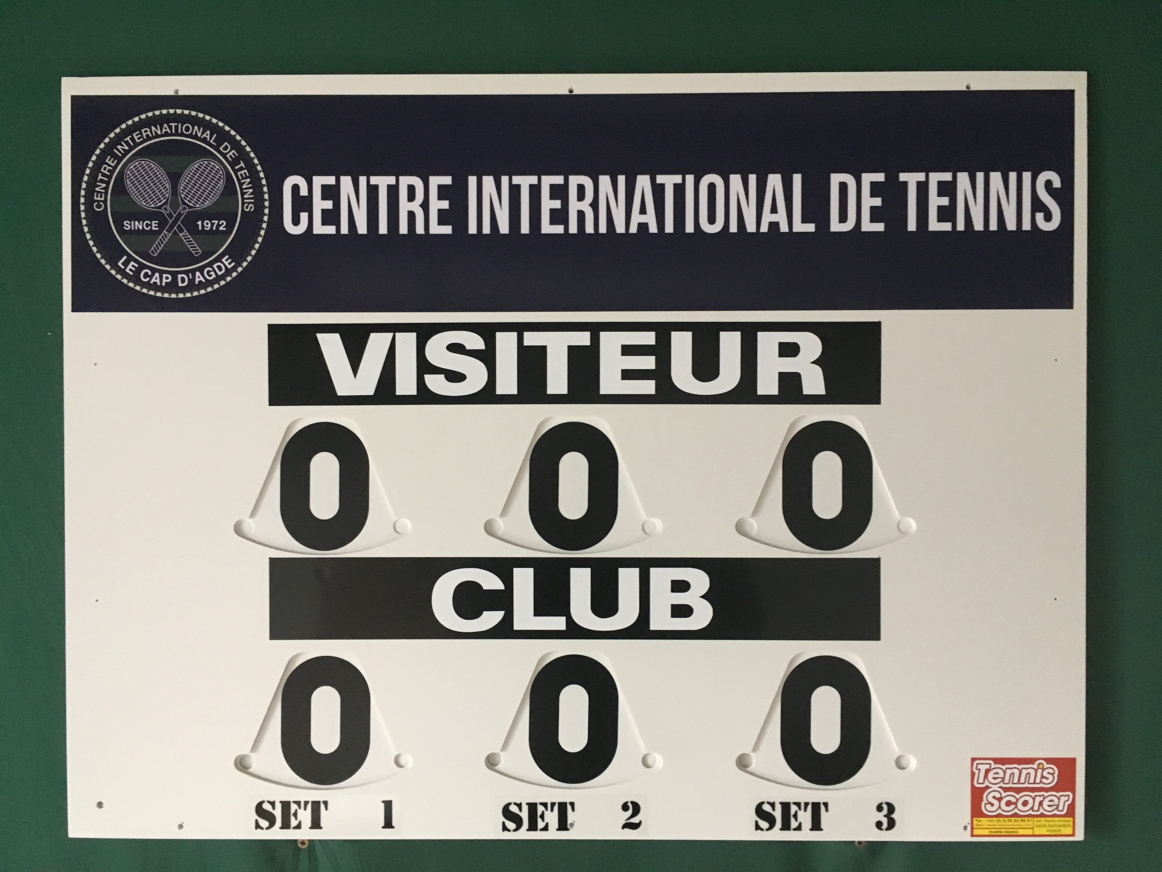 Scoreboard showing a visitor and club sections with three sets of zeros for three score sets on a tennis scoreboard.