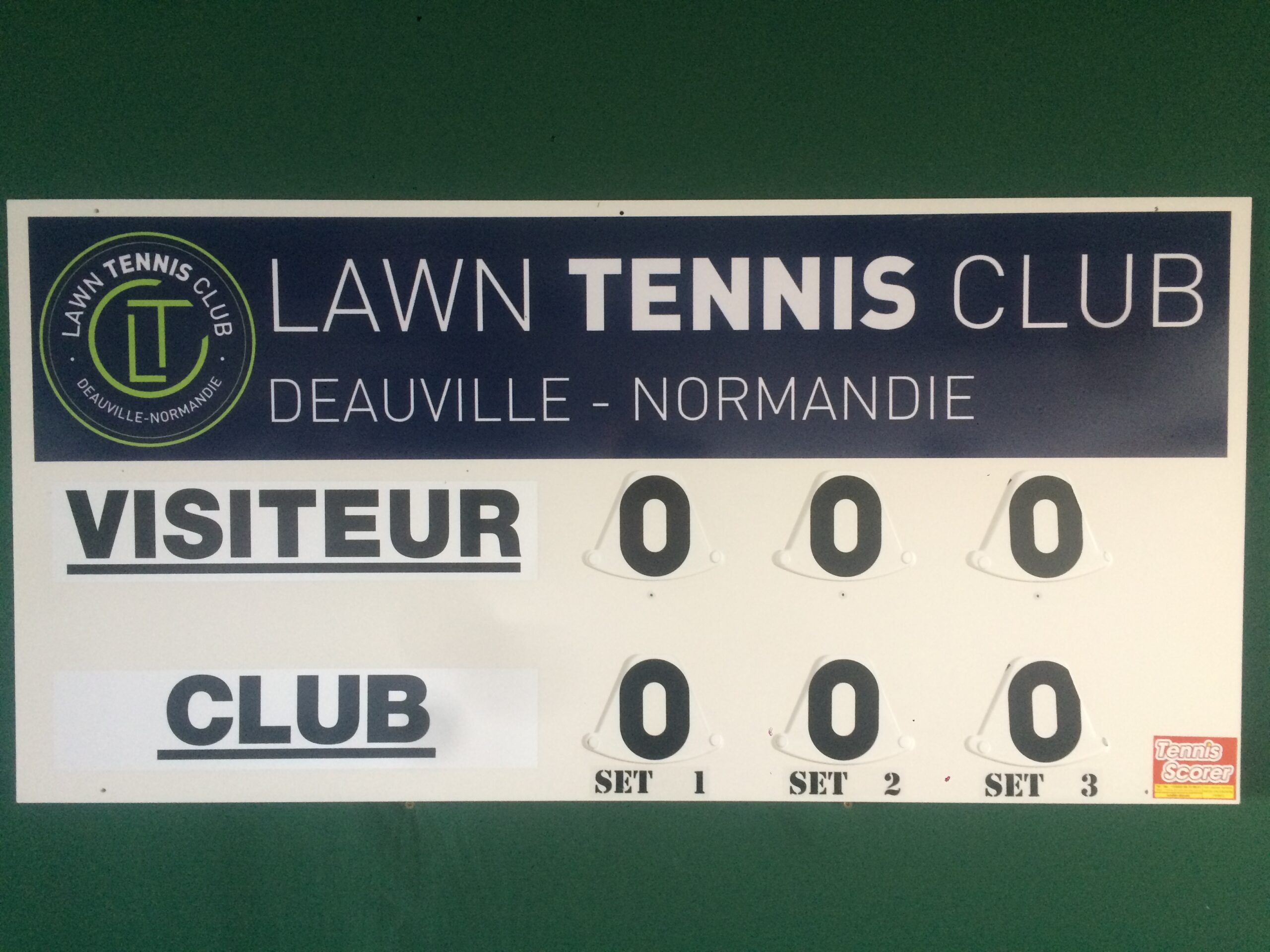 Scoreboard showing venues and sets at Lawn Tennis Club Deauville Normandie with visitors and club scores displayed.