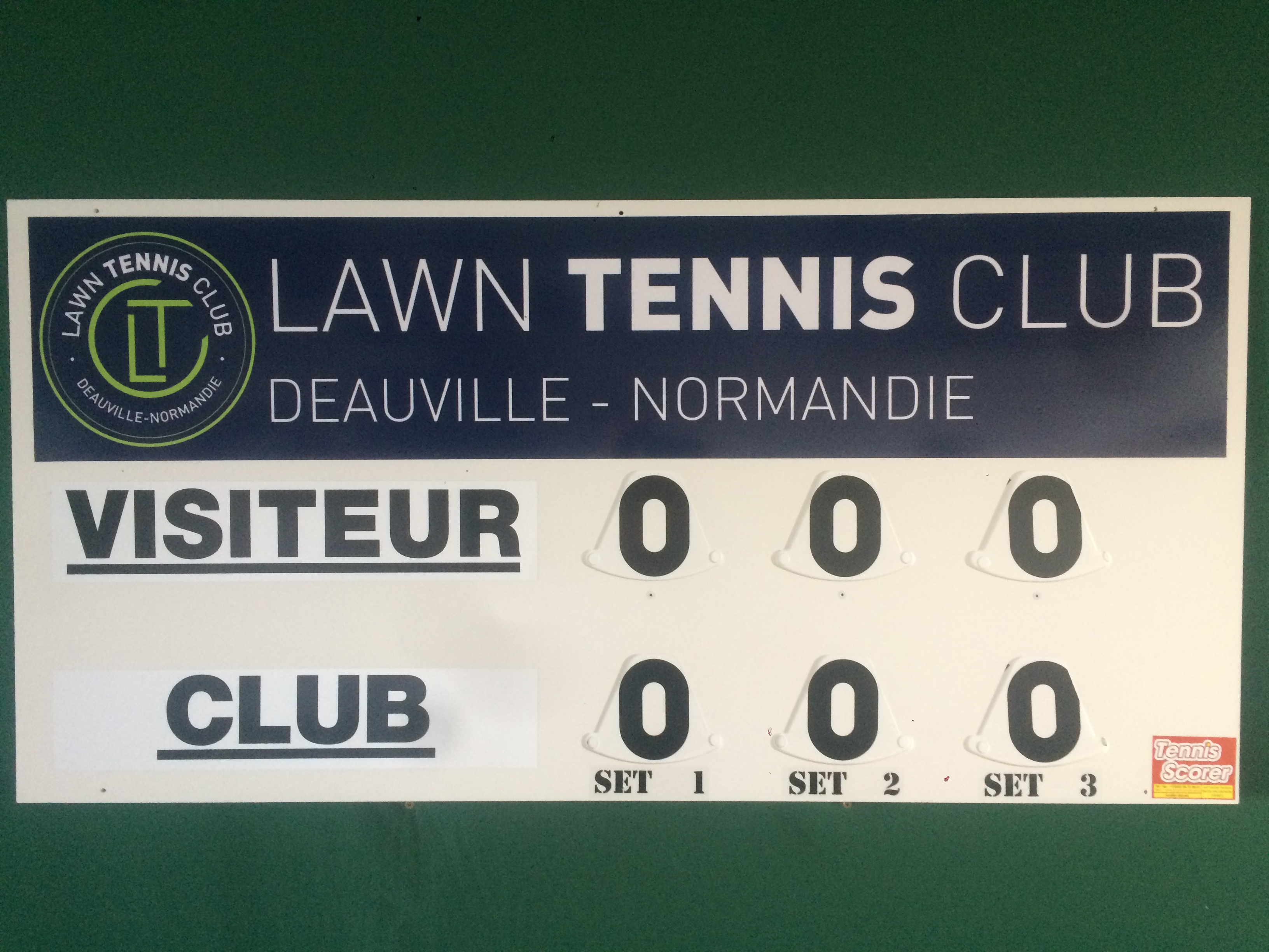 Scoreboard showing venues and sets at Lawn Tennis Club Deauville Normandie with visitors and club scores displayed.