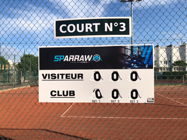 Scoreboard am Tenniscourt mit Hinweis “Court N°3” vor einem Zaun.