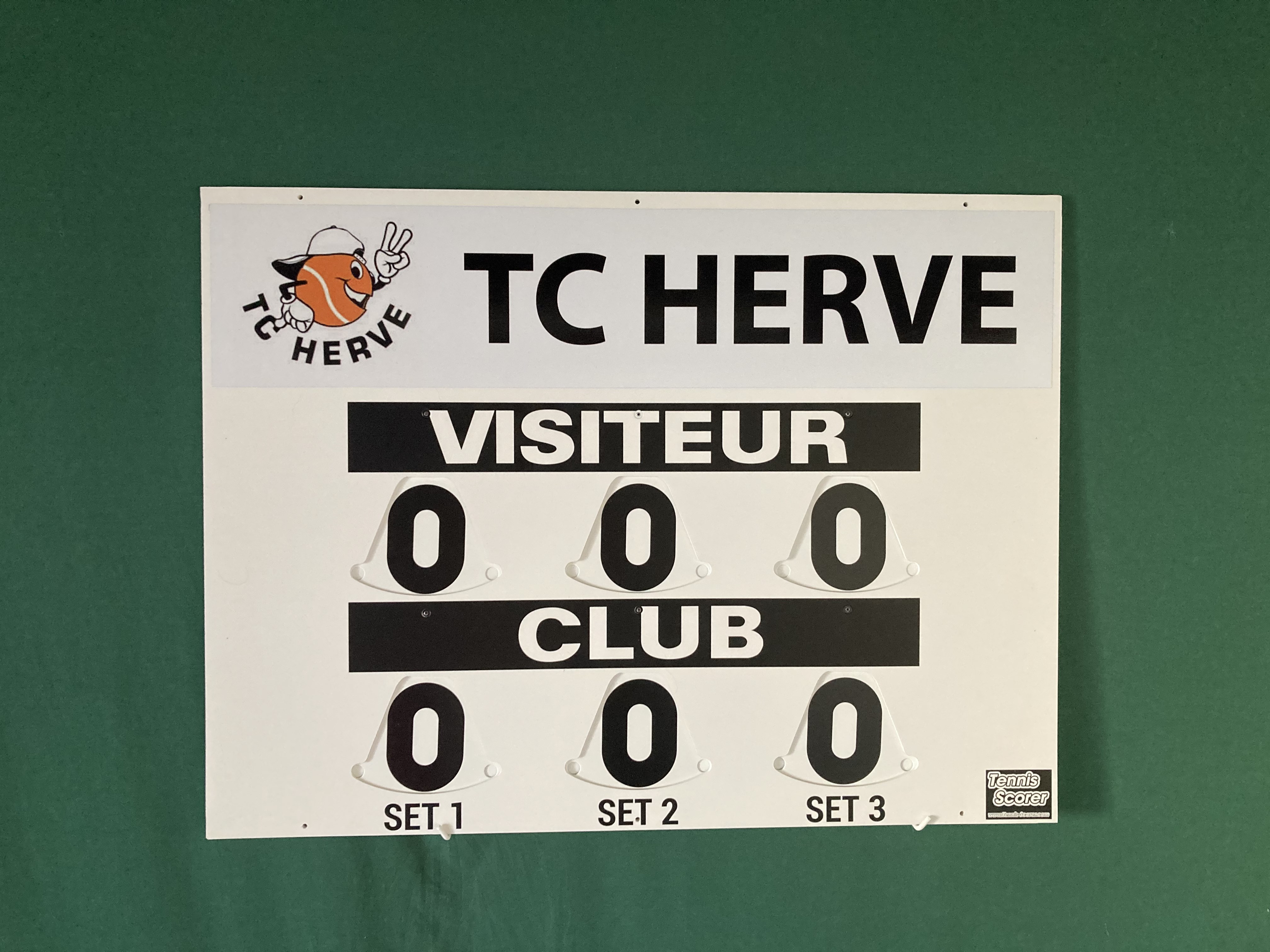 Tableau de score affichant zéro partout pour le visiteur et le club, avec trois sets indiqués.
